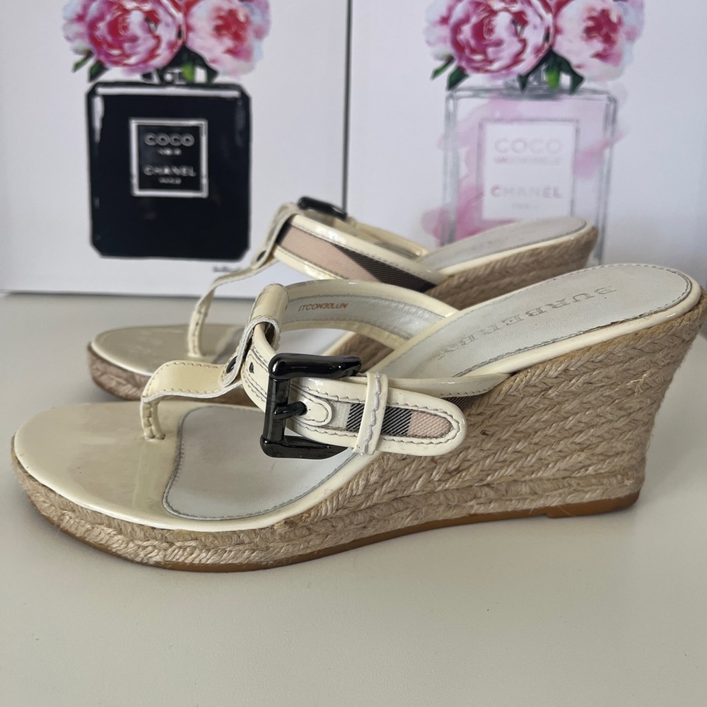 BURBERRY white patent leather with Novacheck thong heels. Size 41. Preloved.